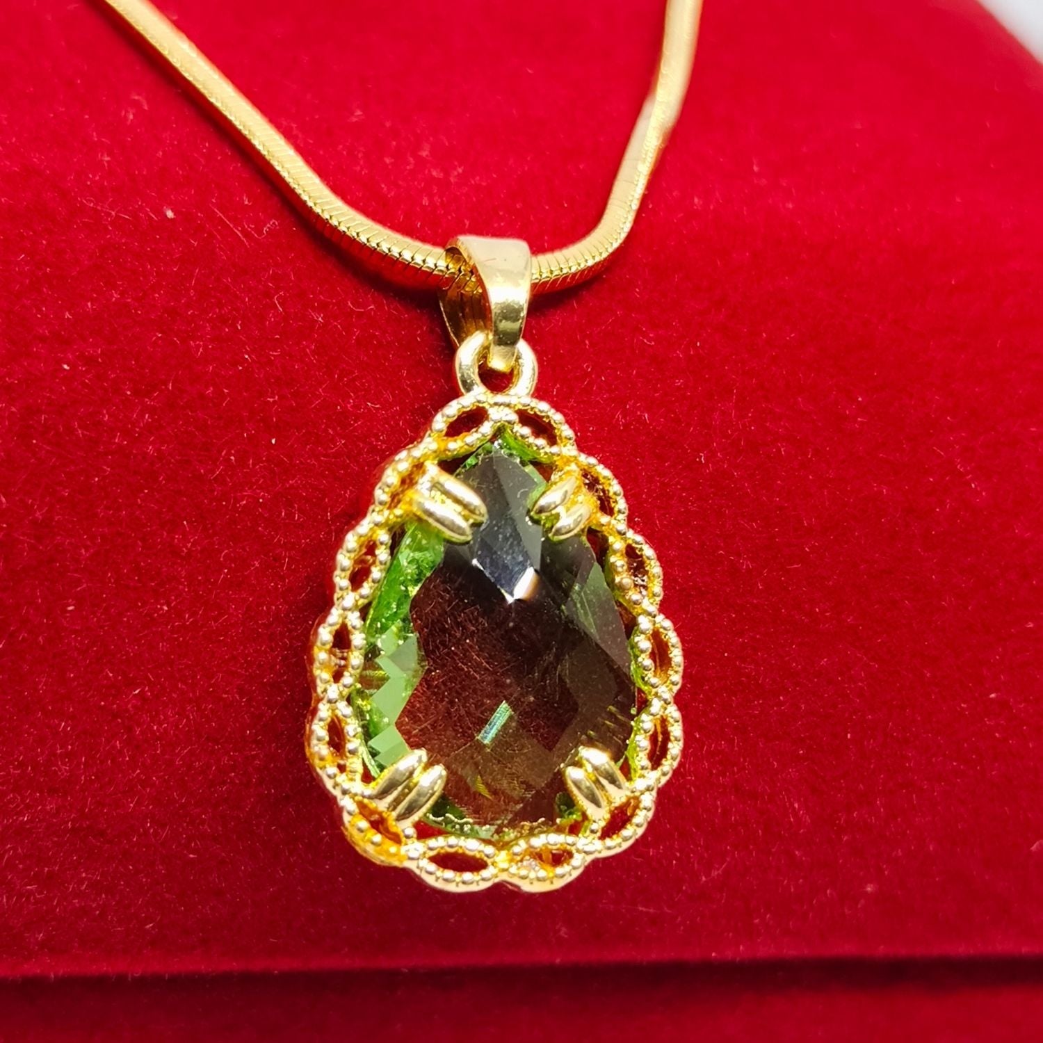 Regal Teardrop Pendant Necklace – Green Stone with Gold Frame