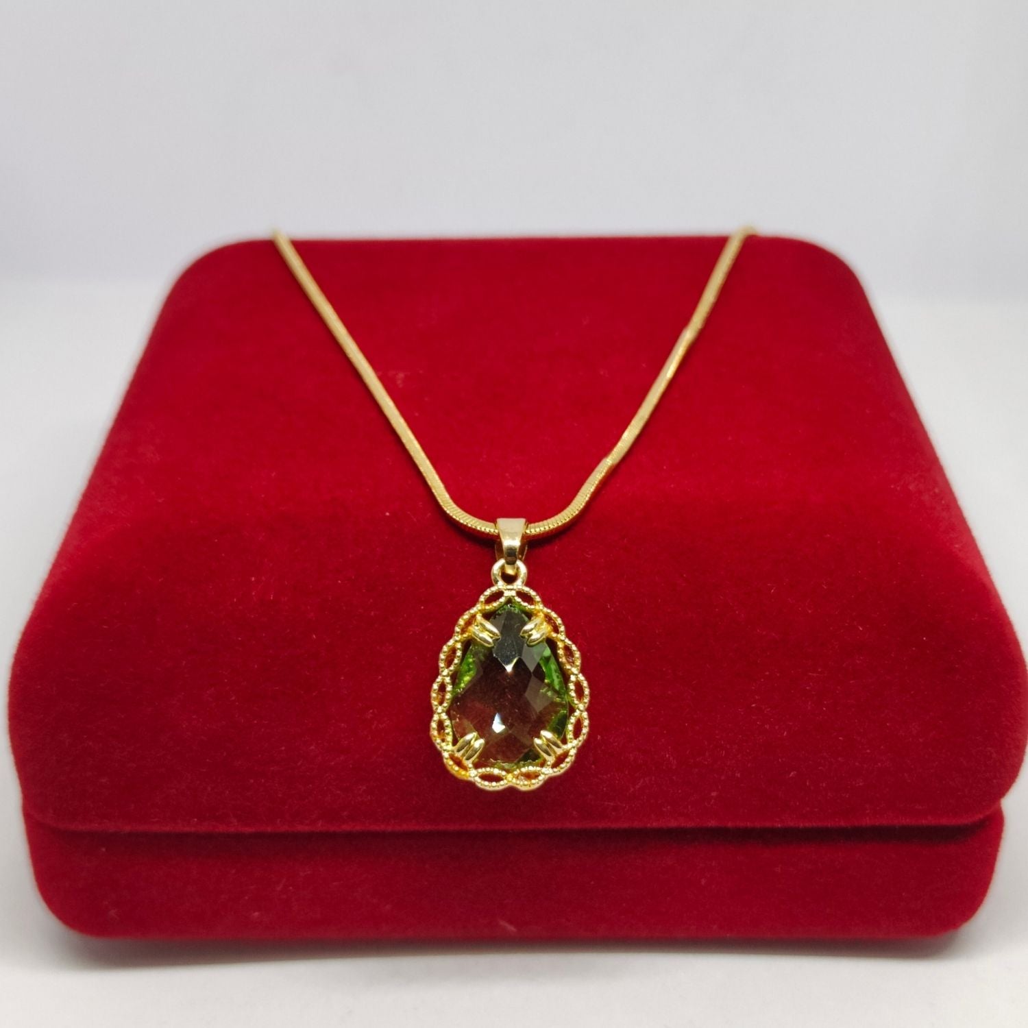 Regal Teardrop Pendant Necklace – Green Stone with Gold Frame