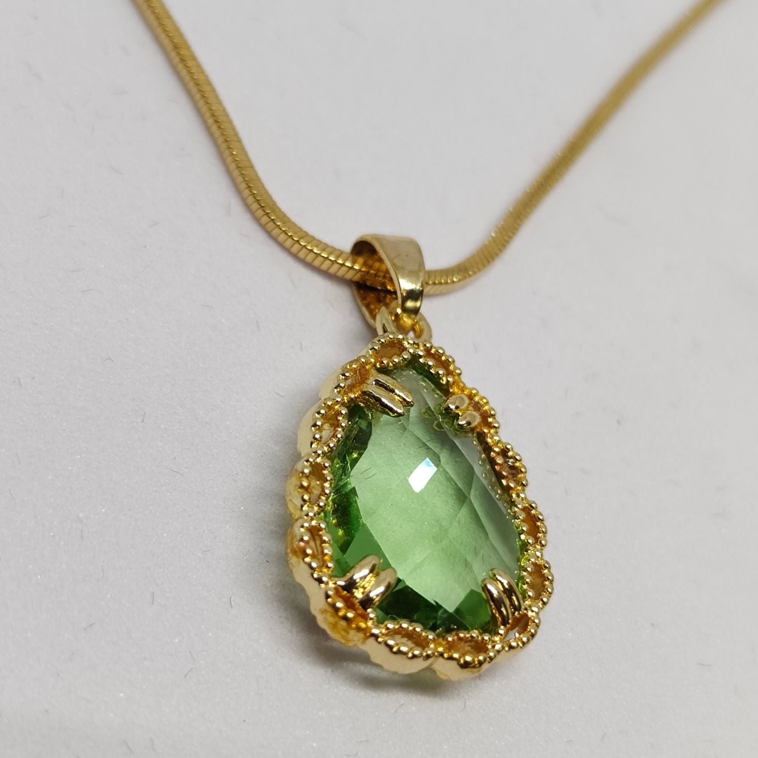 Regal Teardrop Pendant Necklace – Green Stone with Gold Frame