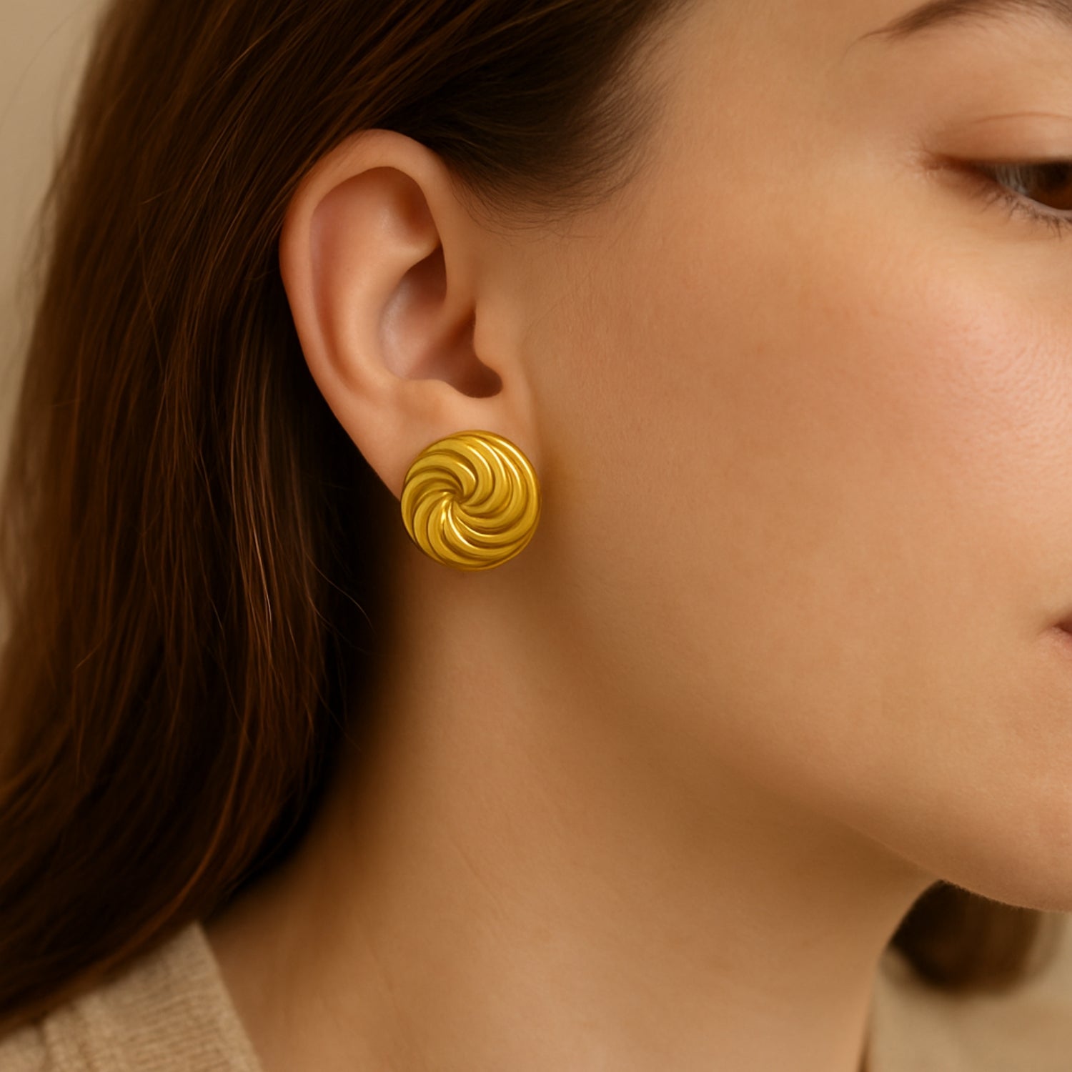 Women’s Round Molten Swirl Disc Stud Earrings – Gold-Tone Sculptural Dome, Lightweight Statement Studs with Push-Back for Daily & Party Wear (Pair)