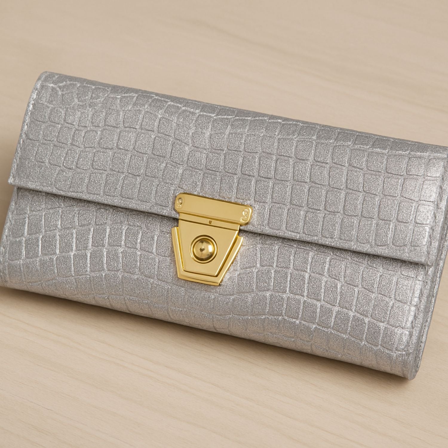 Croc-Textured Clutch – Elegant Evening Purse with Metallic Lock