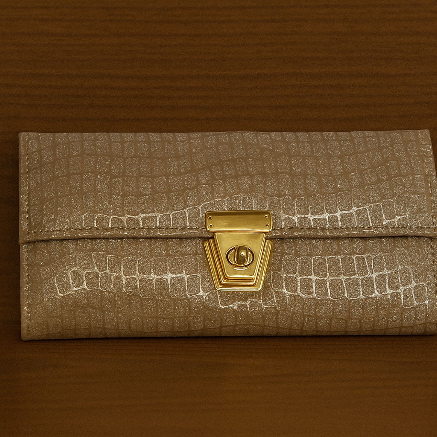 Croc-Textured Clutch – Elegant Evening Purse with Metallic Lock