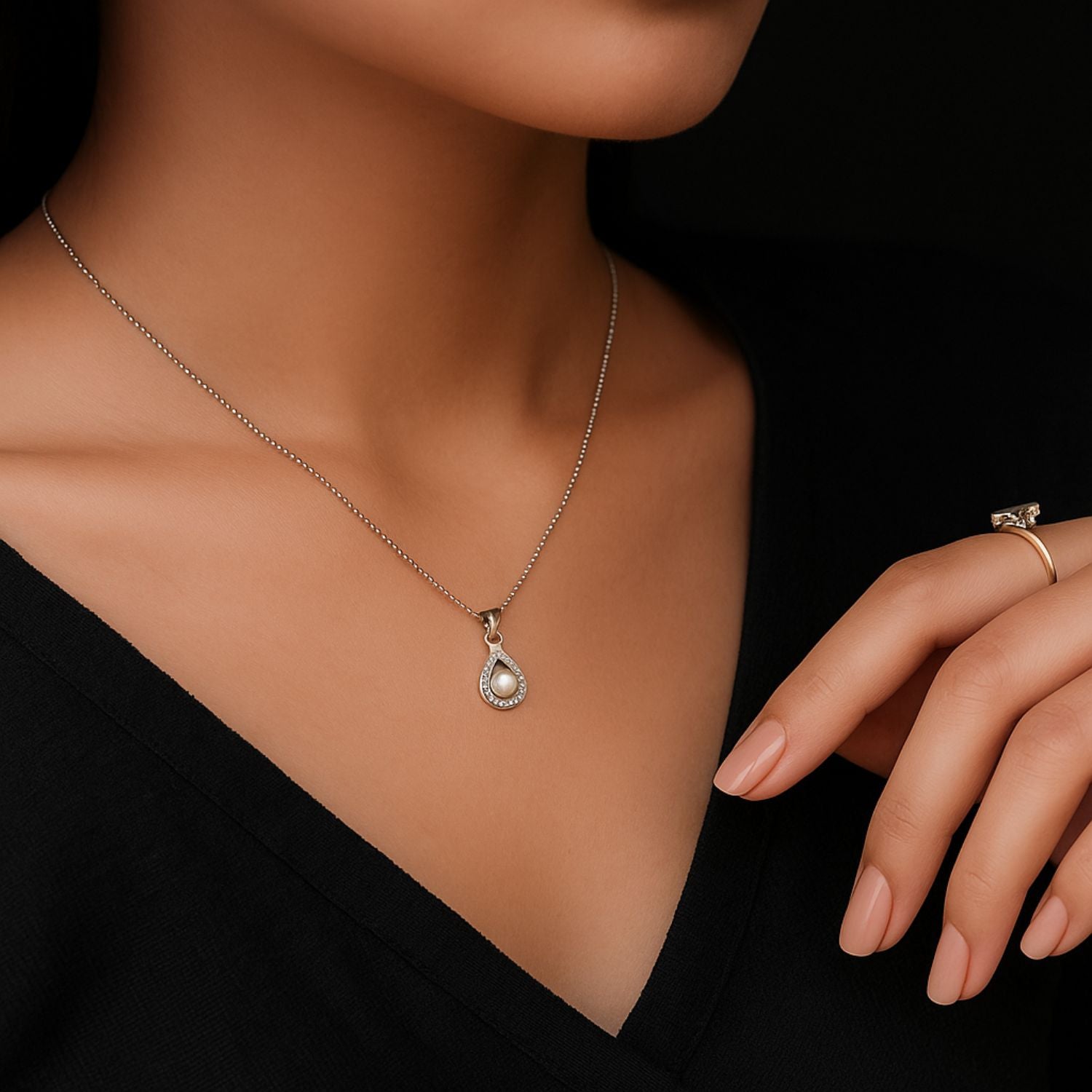 Elegance in Every Drop – Teardrop Pearl Pendant