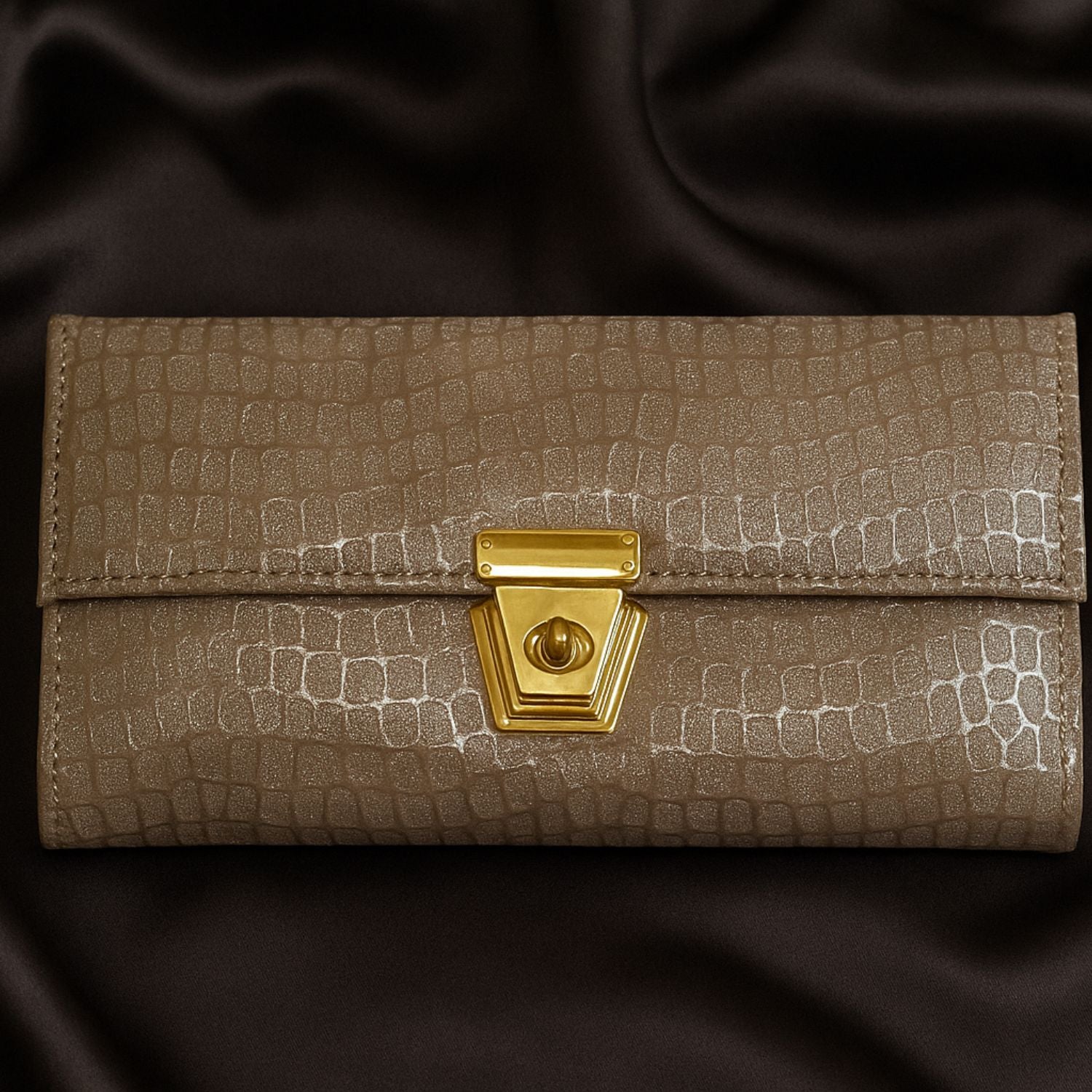 Croc-Textured Clutch – Elegant Evening Purse with Metallic Lock