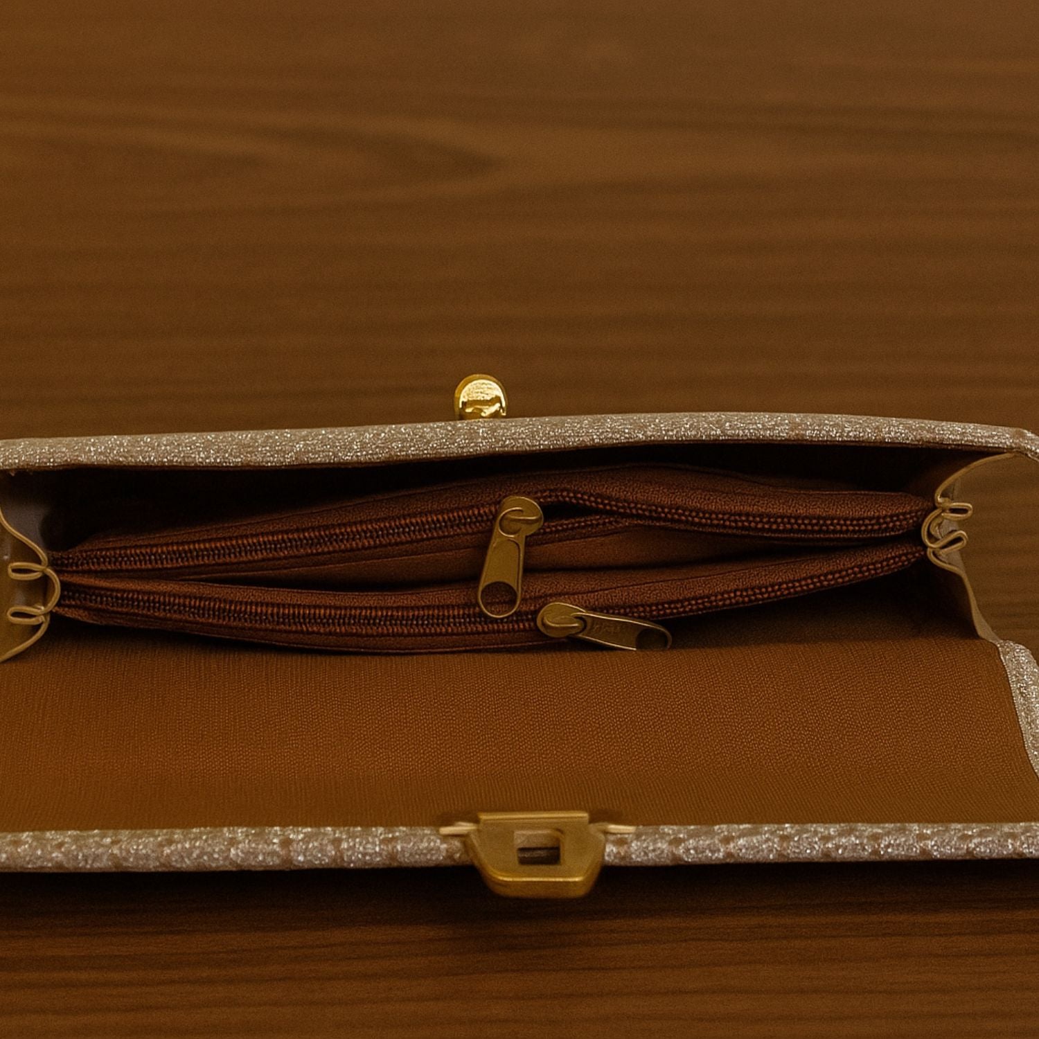 Croc-Textured Clutch – Elegant Evening Purse with Metallic Lock