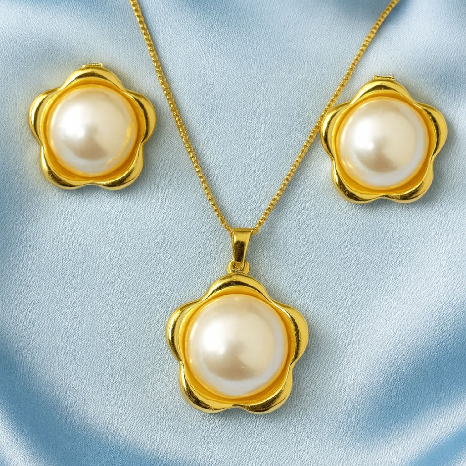 Pearl Flower Necklace & Earrings Set (Gold-Tone)
