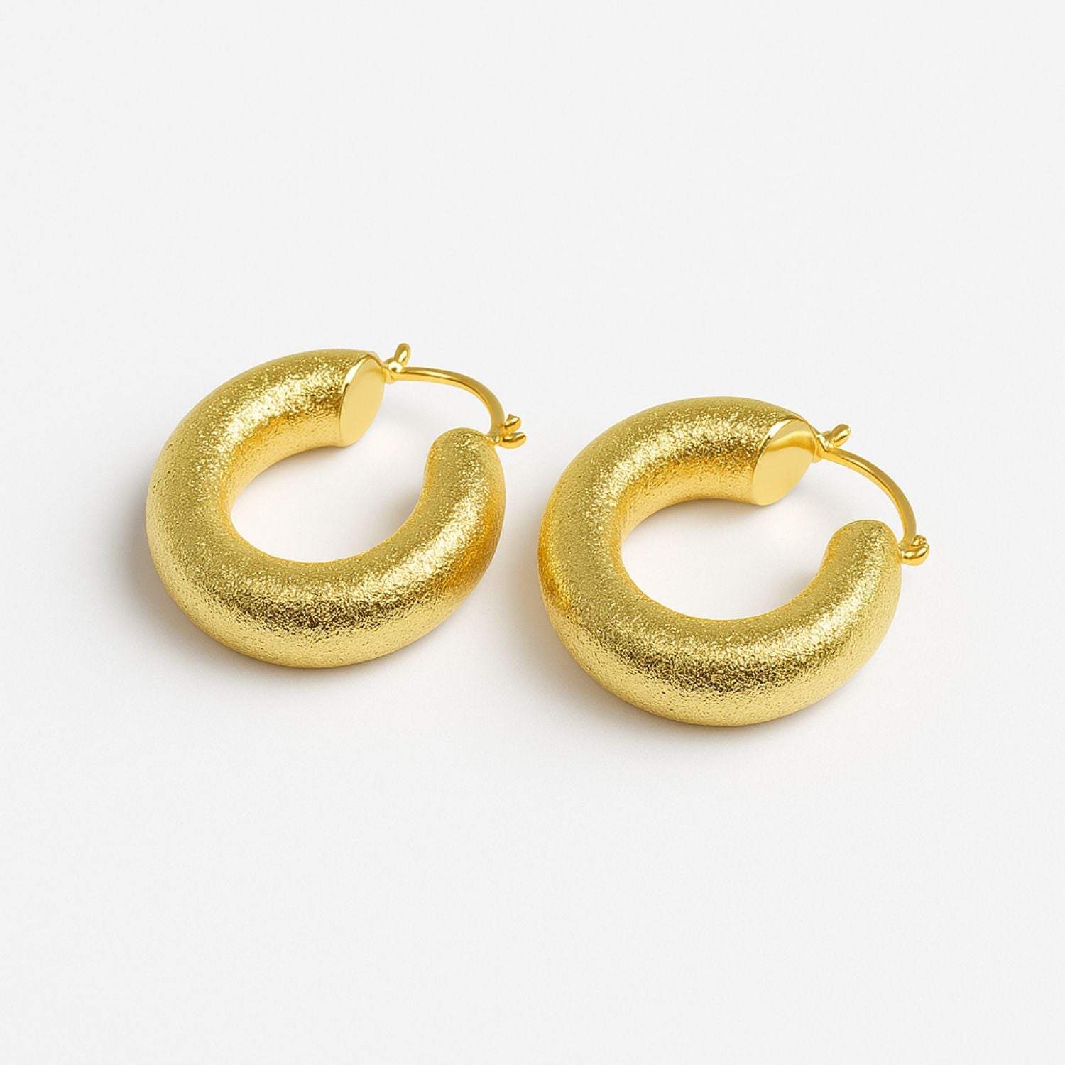 Women’s Chunky Textured Hoop Earrings – Gold-Tone Puffy Hoops with Secure Latch-Back, Lightweight Statement Jewelry for Daily & Party Wear